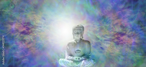 Zdjęcie XXL Baner Buddy o czystym oświeceniu - Budda w medytacyjnej pozycji lotosu z białym światłem za głową na tle wielobarwnego pola energetycznego i dużą ilością miejsca na kopię