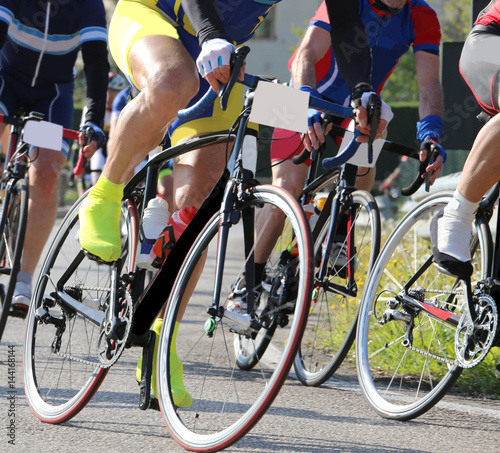Zdjęcie XXL szybcy rowerzyści na rowerach wyścigowych podczas zawodów sportowych