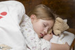 dziewczynka śpiąca w nocy z udzikiem