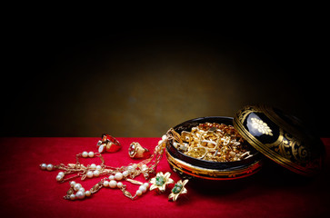 Gold jewelry, pearls, hard stones and oriental lacquer box