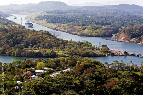 Fotomural Ships navigate the Panama canal