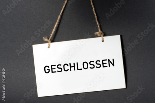 Foto Ein weisses Schild mit dem Aufdruck Geschlossen