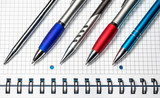 Fototapeta  - Kolorowe długopisy. Długopisy leżące na notesie.

