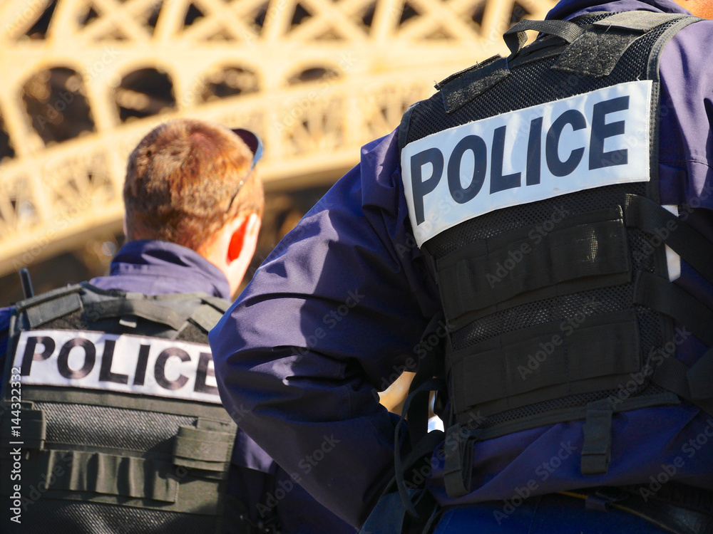 policiers devant la tour eiffel