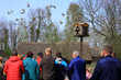 Gołębie latają nad ludźmi i gołębnikiem w Opolskim skansenie.