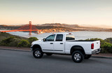 Fototapeta Konie - White Truck in front of the Golden Gate Bridge