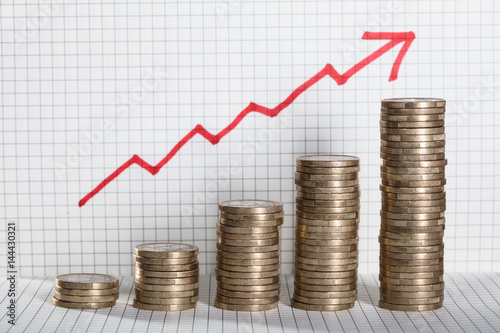 Fotografía Business Graph With Arrow And Coins Showing Profit