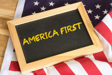 Amerikanische Flagge Und Der Slogan America First