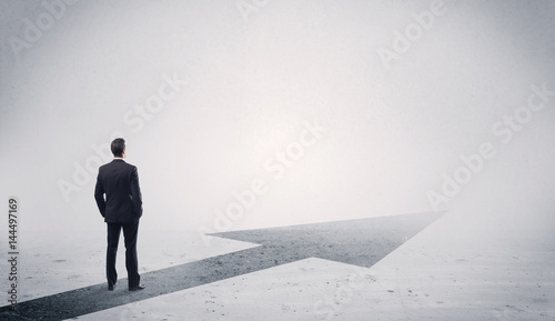 Fotomural Standing salesman looking ahead with arrow