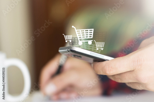 Fotografía mano, telefonino, carrello, vendere, comprare