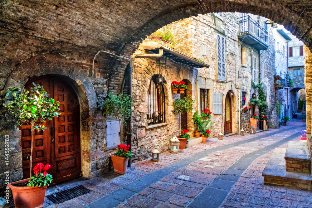 Urocza stara ulica średniowiecznych miast Włoch, region Umbria - obrazy, fototapety, plakaty 