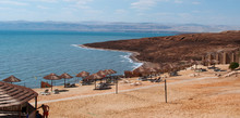 Giordania 05/10/2013: Paesaggio Roccioso E Una Spiaggia Sul Mar Morto, O Mare Del Sale, Il Lago Salato Nella Depressione Più Profonda Della Terra