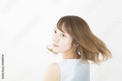 ビューティー 振り向く女性 流れる髪 Stock Photo Adobe Stock