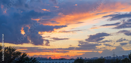 zmierzch-z-dramatycznym-cloudscape-nad-linia-horyzontu-panoramicznym-widokiem-moskwa-rosja