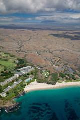 Wall Mural - Luftaufnahme von Hapuna Beach an der Westküste von Big Island, Hawaii, USA, mit Blick auf den wolkenverhangenen Mauna Kea.