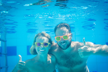 Poster - Underwater portrait of couple