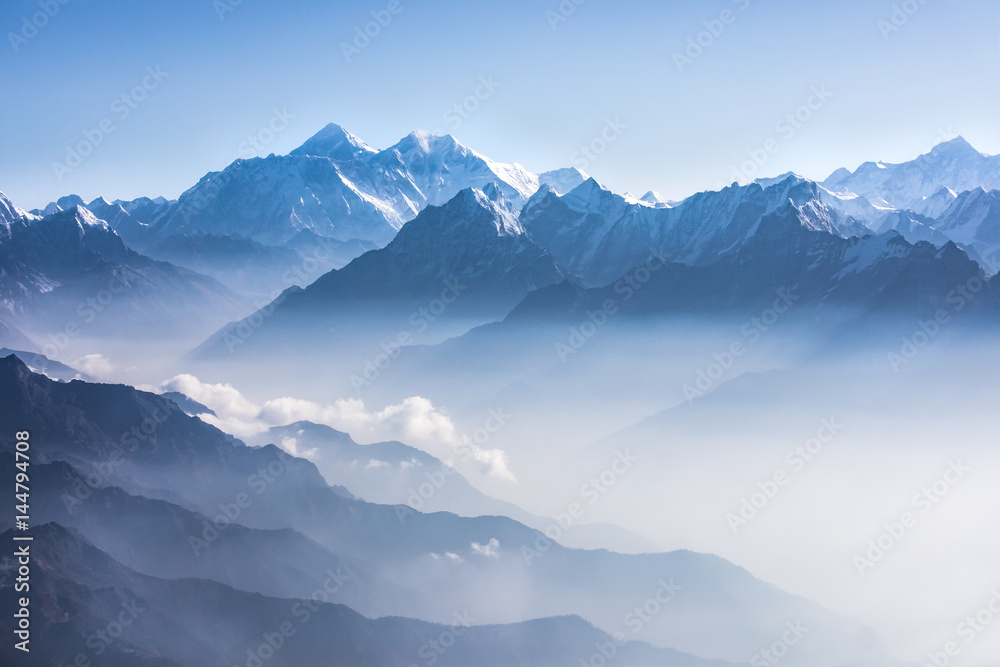 Daylight view of Mount Everest. - obrazy, fototapety, plakaty 