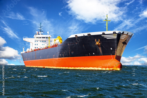 Cuadros en Lienzo Oil tanker ship at sea on a background of blue sky.