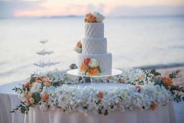 Wall Mural - wedding cake in beach wedding