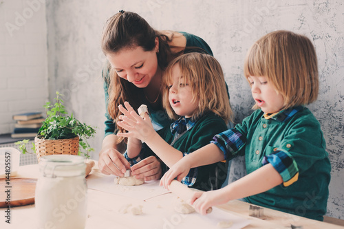 Zdjęcie XXL matka gotowania z dziećmi w kuchni. Berbeci rodzeństwa piec wpólnie i bawić się z ciastem w weekendowym ranku w domu