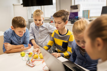 Wall Mural - kids with invention kit at robotics school
