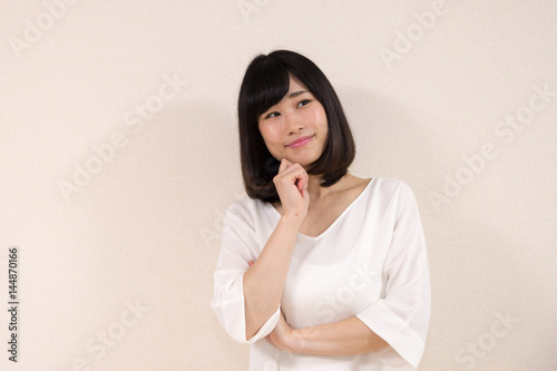 美人の女性 首を傾げる ポーズ Stock Photo Adobe Stock