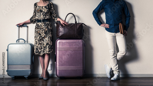 旅行カバンと男女関係 荷物の多い女性 Stock 写真 Adobe Stock