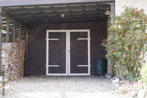 Garagentor unter einem Vordach – Stock-Foto | Adobe Stock
