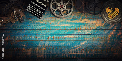 Plakat Koncepcja kina starych rolek filmowych, clapperboard i projektor.