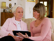 © Peter Maszlen - Seniorin mit Tochter/Enkelin/Betreuerin und Tablet Computer