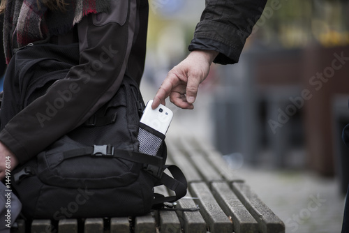 Fotografía Dieb stiehlt smartphone aus einer Tasche