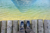 Fototapeta  - Nogi w butach na kładce nad jeziorem, Sky Tower.
