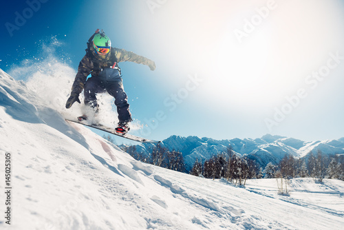 Dekoracja na wymiar  snowboardzista-skacze-ze-snowboardem