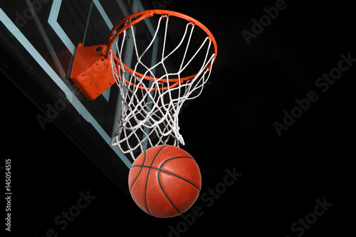 Plakat Basketaball Going Thorugh Hoop