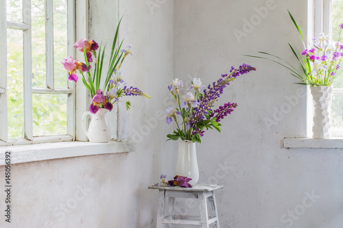 Fotovorhang - Flower vase sitting inside of window (von Maya Kruchancova)