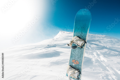 Dekoracja na wymiar  na-szczycie-gory-znajduje-sie-deska-snowboardowa