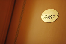 Numero Stanza 3310 Su Porta Marrone Di Un Hotel Elegante