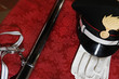 spada, guanti bianchi e cappello da Carabiniere sopra un tavolo rosso