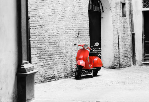 vespa roja sobre fondo blanconegro