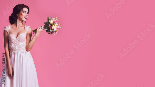 Fotomural Brunet bride portrait in pink studio