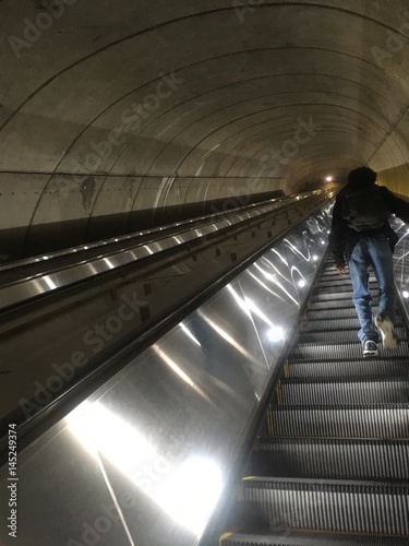 Fényképezés very long escalator in metro subway system