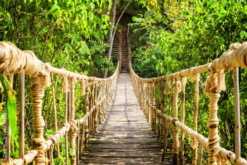 Obrazy most w dżungli  niesamowity-prosty-most-wiszacy-nad-wawozem