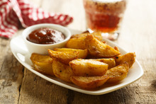 Baked Potato Wedges With Tomato Sauce