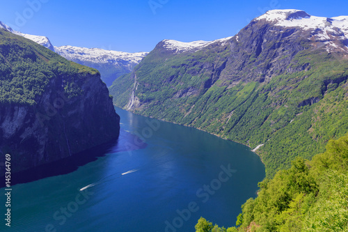 Cuadros en Lienzo Geirangerfjord mit Sieben Schwestern Wasserfällen von der Adlerkehre aus