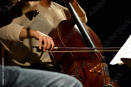 Zdjęcie XXL Klasyczny muzyk grający na wiolonczeli podczas występu