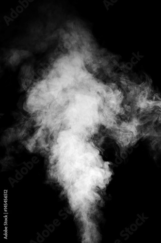 Zdjęcie XXL Prawdziwa biel odizolowywająca na czarnym tle z widocznymi kropelkami.