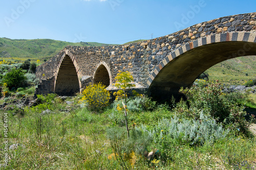 Fotografía Medieval bridge of Adrano, Sicily, of arabic origin and saracen