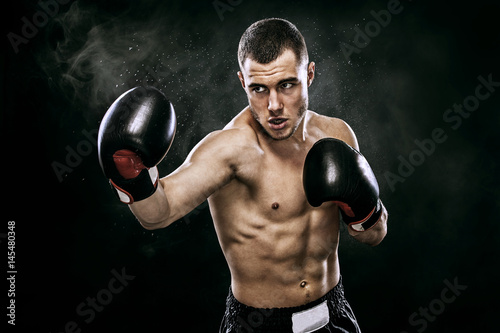 Dekoracja na wymiar  sportowiec-bokser-muay-thai-walczacy-w-rekawiczkach-w-klatce-bokserskiej-na-bialym-tle-na-czarnym-tle-z