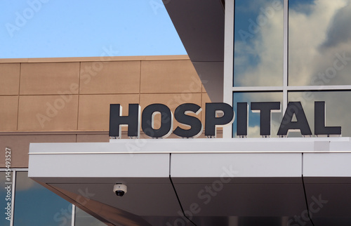 Zdjęcie XXL Szpitala znak przy wejściem mały szpitalny budynek