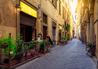 Wąska przytulna ulica we Florencji, Toskania. Włochy